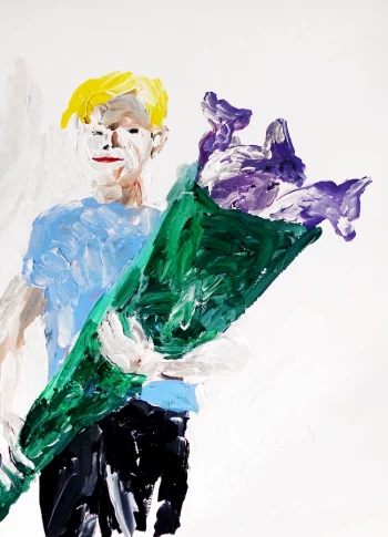 Ein Kind mit blonden Haare, blauem T-Shirt und einer grünen Schultüte in der Hand. Violetten Bonbons ragen heraus