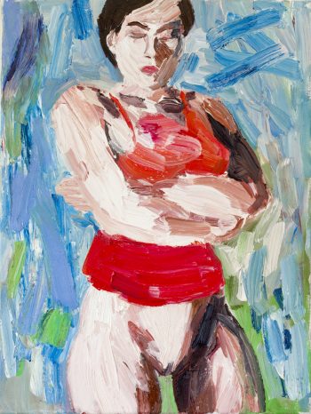 Junge Frau mit rotem Oberteil vor blauem Hintergrund