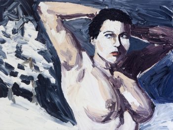 Junge Frau mit kurzen Haaren und nacktem Oberkörper